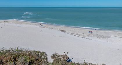 SANDPIPER INN - TRUE BEACHFRONT Luxury; Pool/Hot tub & Golf cart NEW LISTING
