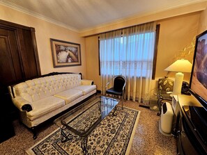 Living area - Gorgeous Peace Room in A Stunning Chalet Style Home -- YYZ (Toronto)