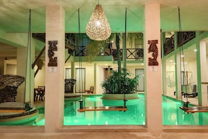 Una piscina al aire libre