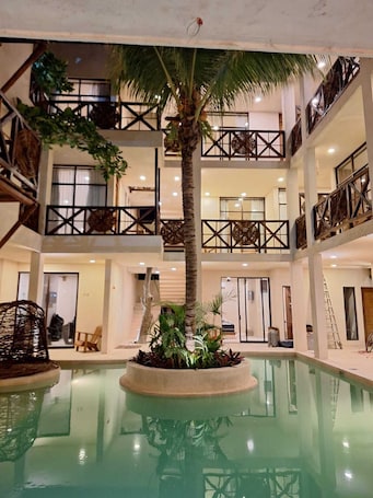 Una piscina al aire libre