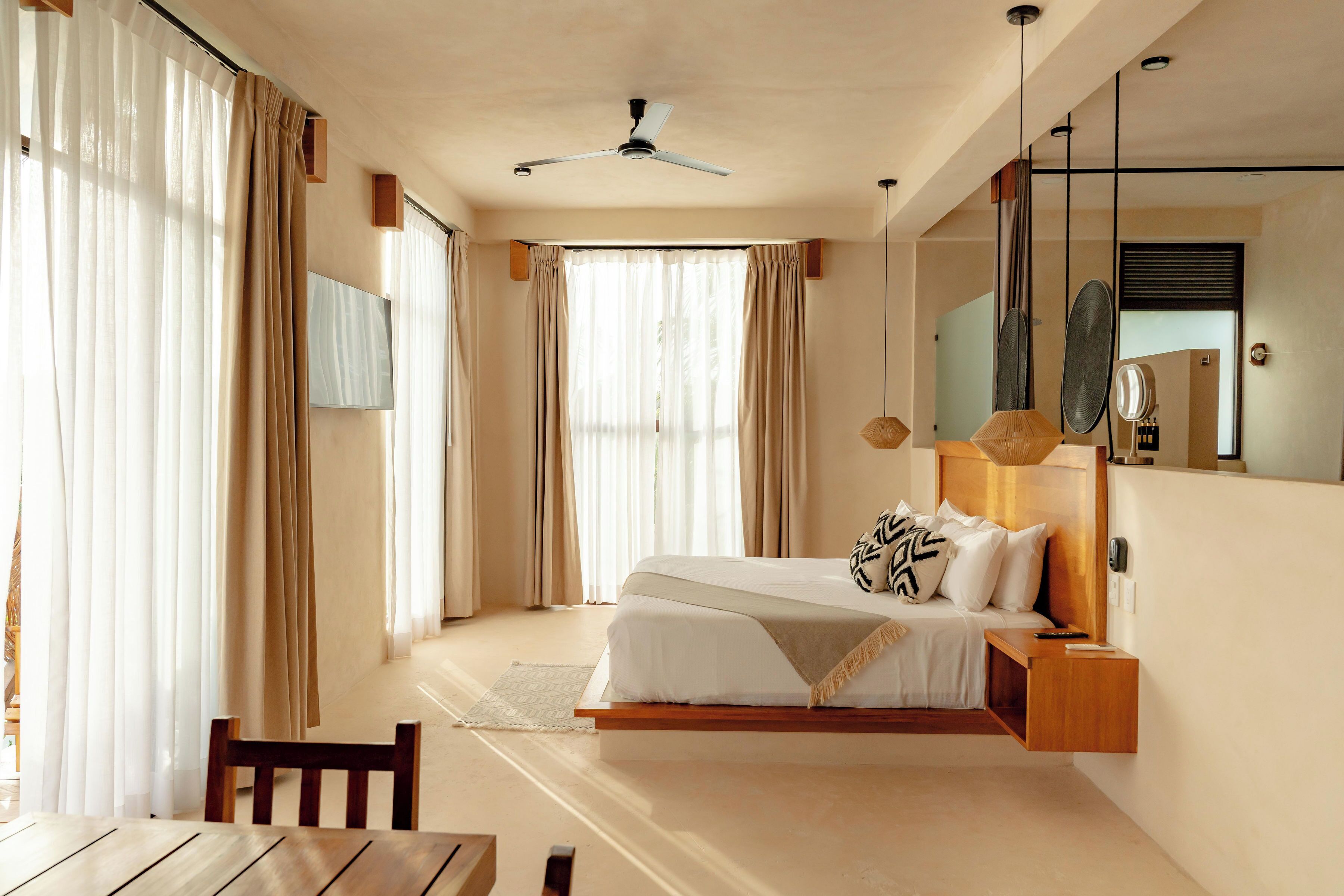 Junior Room, 1 King Bed, Courtyard View | In-room safe, desk, laptop workspace, free WiFi