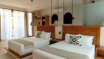 Quarto de hotel com duas camas, cabeceira de madeira, mesa de cabeceira, abajur e janela com cortinas.