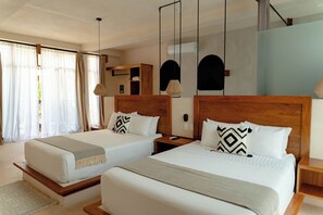 Quarto de hotel com duas camas, cabeceira de madeira, mesa de cabeceira, abajur e janela com cortinas.
