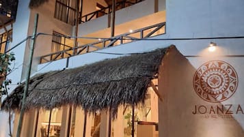 Fassade der Unterkunft – Abend/Nacht