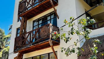 Vista frontal de la propiedad