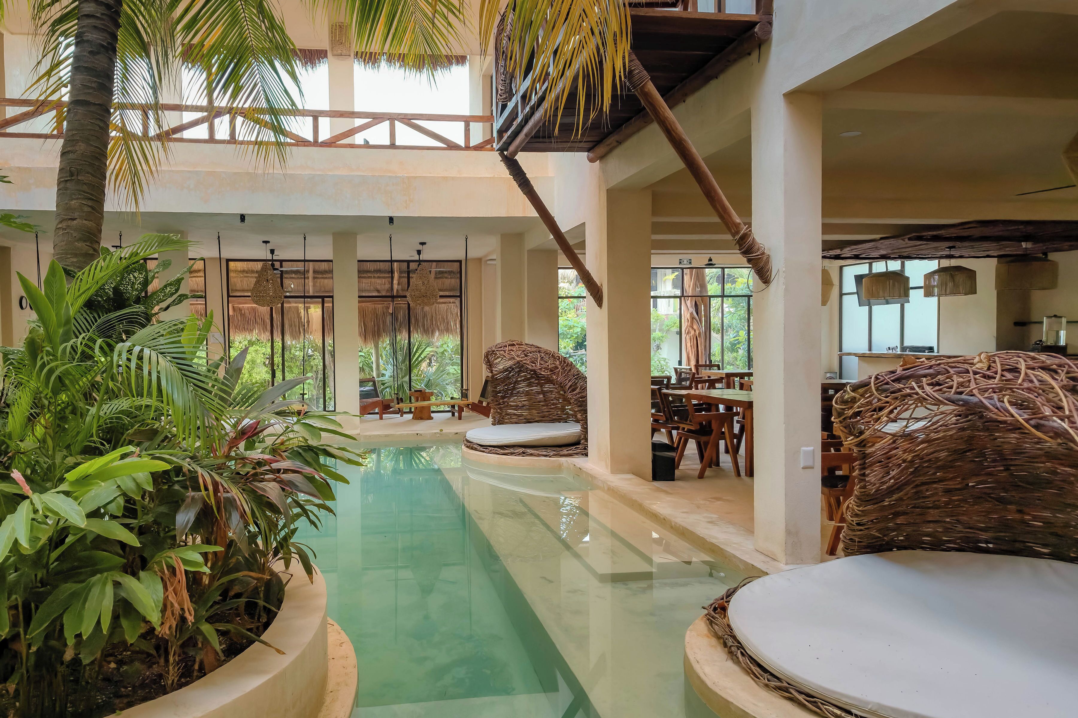 Una piscina al aire libre