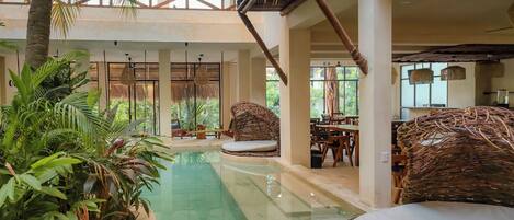 Una piscina al aire libre
