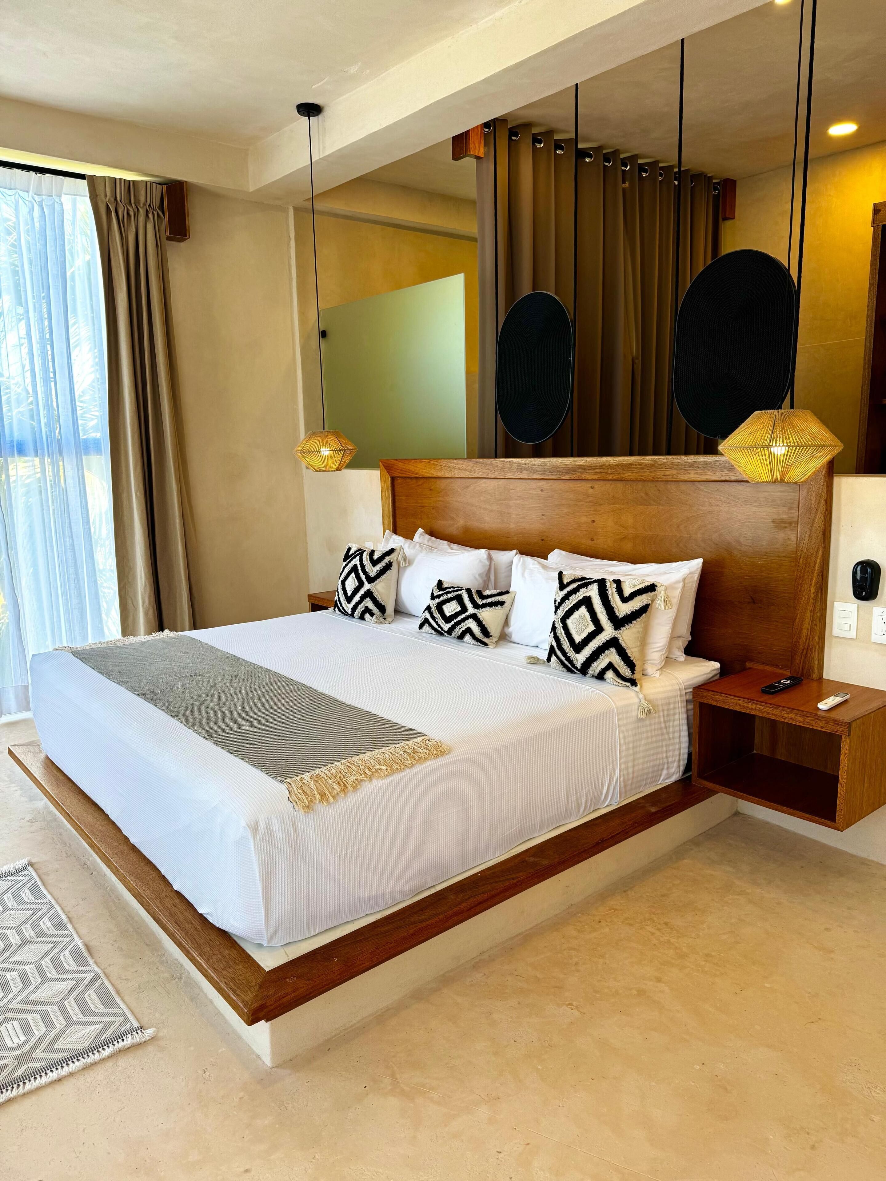 Quarto júnior, 1 cama King, vista para o pátio | Cofres nos quartos, escrivaninha, espaço de trabalho para notebook