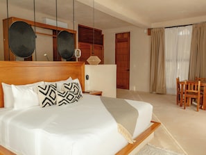 Habitación junior, 1 cama de matrimonio grande, vistas al patio | Caja fuerte, escritorio, espacio para trabajar con un portátil