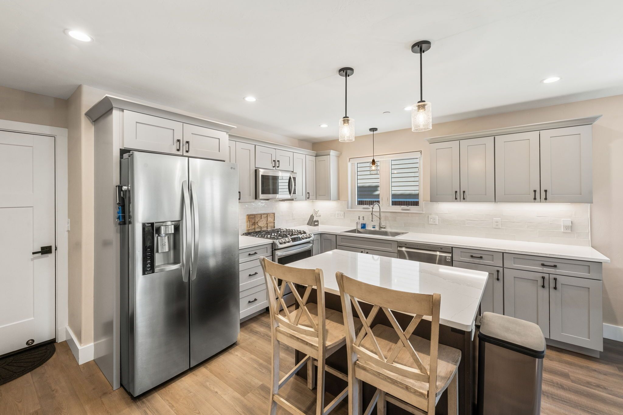 冷蔵庫、電子レンジ、オーブン、コンロ