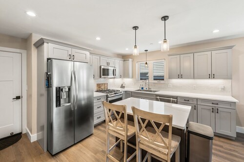 Relax in Spacious Comfort; Walk to Main St. and trails. 30 min to Crested Butte
