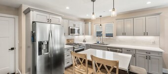 Relax in Spacious Comfort; Walk to Main St. and trails. 30 min to Crested Butte