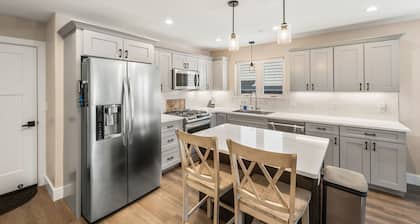 Relax in Spacious Comfort; Walk to Main St. and trails. 30 min to Crested Butte