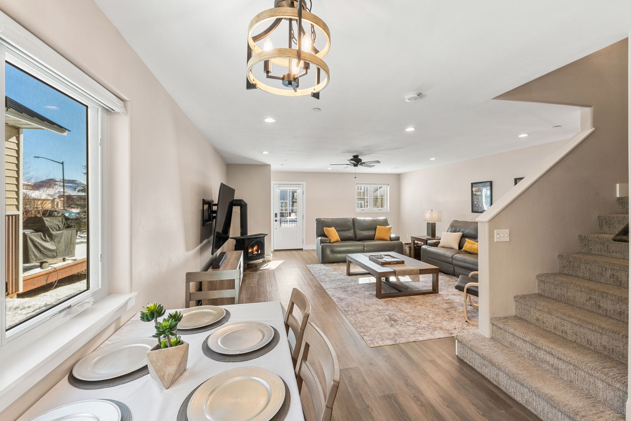 Smart TV, fireplace, computer monitors