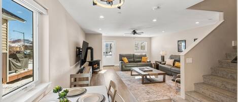 Smart-tv, eldstad och datorskärmar