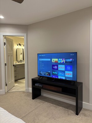 3 bedrooms, desk, iron/ironing board, free WiFi - King Suites -Heated Garage; Walk to Main St. and trails. 30 min to Crested Butte (Gunnison)