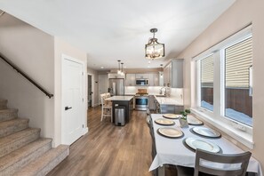 Fridge, microwave, oven, stovetop - Relax in Spacious Comfort; Walk to Main St. and trails. 30 min to Crested Butte (Gunnison)