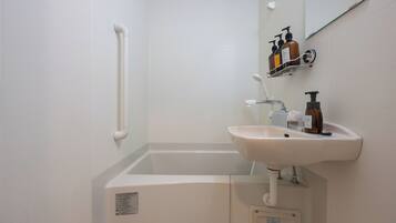 Deluxe Twin Room, Non Smoking | Bathroom | Combined shower/tub, hair dryer, towels, shampoo