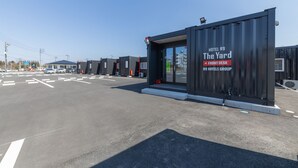 Un hotel moderno con una entrada destacada que muestra la leyenda “Hotel R9 The Yard” y “RS Hotels Group”.