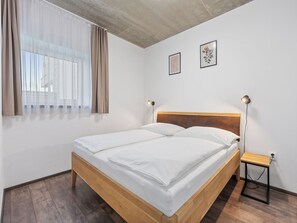 1 bedroom, desk, Internet