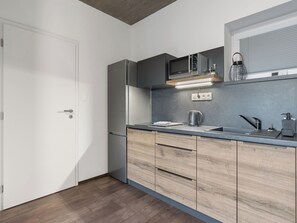 Geladeira, micro-ondas, talheres/pratos/utensílios de cozinha