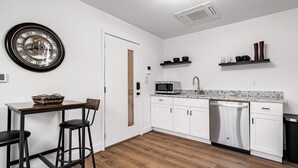 Kaffe- och tebryggare, kylskåp, mikrovågsugn och ugn
