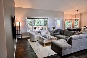 Smart TV, fireplace, video games, books - Stunning Ranch Home in Walkable Gorgeous Happy Valley Neighborhood (Happy Valley)