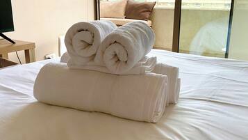 2 chambres, bureau, fer et planche à repasser, lit parapluie