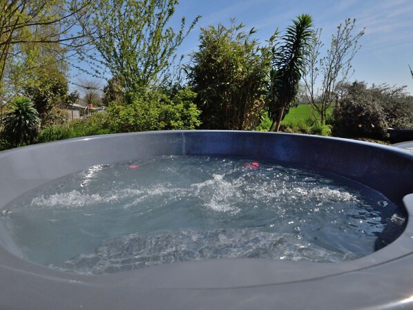 مغطس سبا خارجي