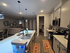 冷蔵庫、電子レンジ、オーブン、コンロ