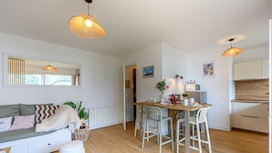 Een modern appartement met een eethoek, keuken en woonkamer.