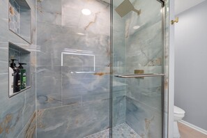 Dusche, Haartrockner, Handtücher, Seife