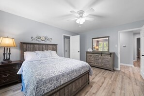 4 bedrooms, iron/ironing board, WiFi, bed sheets