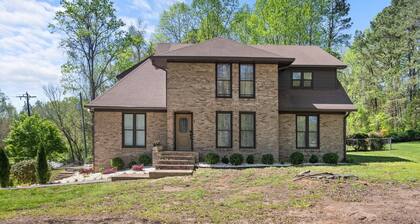 Classy Cozy Close to everything Spacious 4-bedroom house in marvelous Greensboro