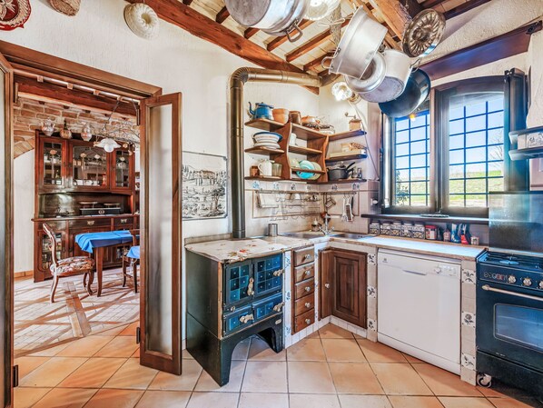 Kühlschrank, Mikrowelle, Ofen, Geschirrspüler