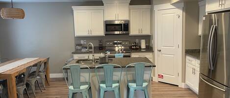 Frigorífic, microones, forn i placa de cuina