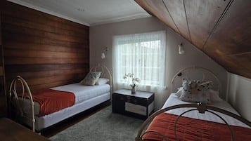 6 bedrooms, iron/ironing board, WiFi, bed sheets