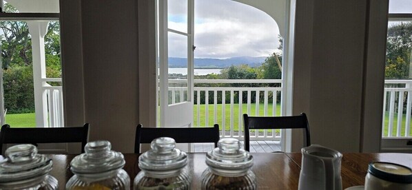 Outdoor dining - Experience Heritage & Warm Hospitality in Hokianga - Riverhead Villa (Horeke)