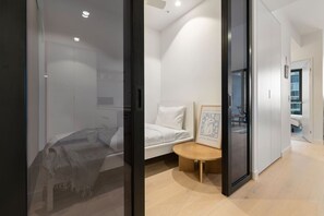 2 bedrooms, iron/ironing board, WiFi, bed sheets - Casino Luxe Tower | Stylish City Apartment (Brisbane City)