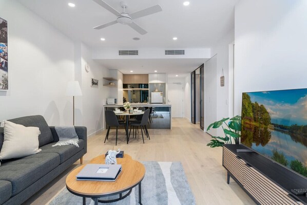 Un apartamento moderno con sala de estar, comedor y cocina.