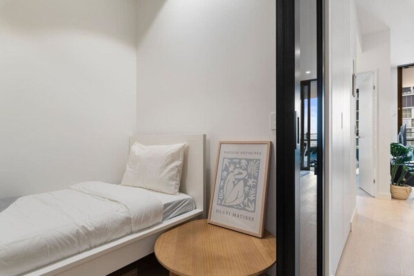 2 bedrooms, iron/ironing board, WiFi, bed sheets - Casino Luxe Tower | Stylish City Apartment (Brisbane City)