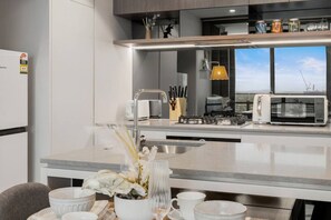 Réfrigérateur, four à micro-ondes, un four, surface de cuisson