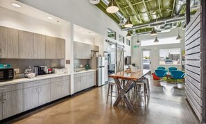 Private kitchen - Pet-Friendly Apartment with Pool & Fitness Center, Near Tempe and Scottsdale (Phoenix)