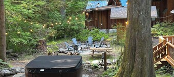 NEW - Two Cabins One Epic Getaway! Hot Tub, 9 beds / Fast Wifi / AC / 2 Kitchens