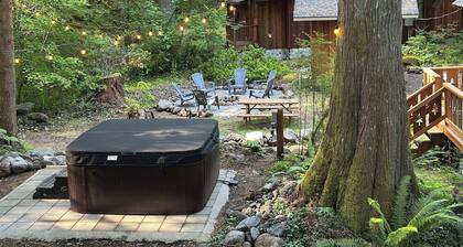 NEW - Two Cabins One Epic Getaway! Hot Tub, 9 beds / Fast Wifi / AC / 2 Kitchens