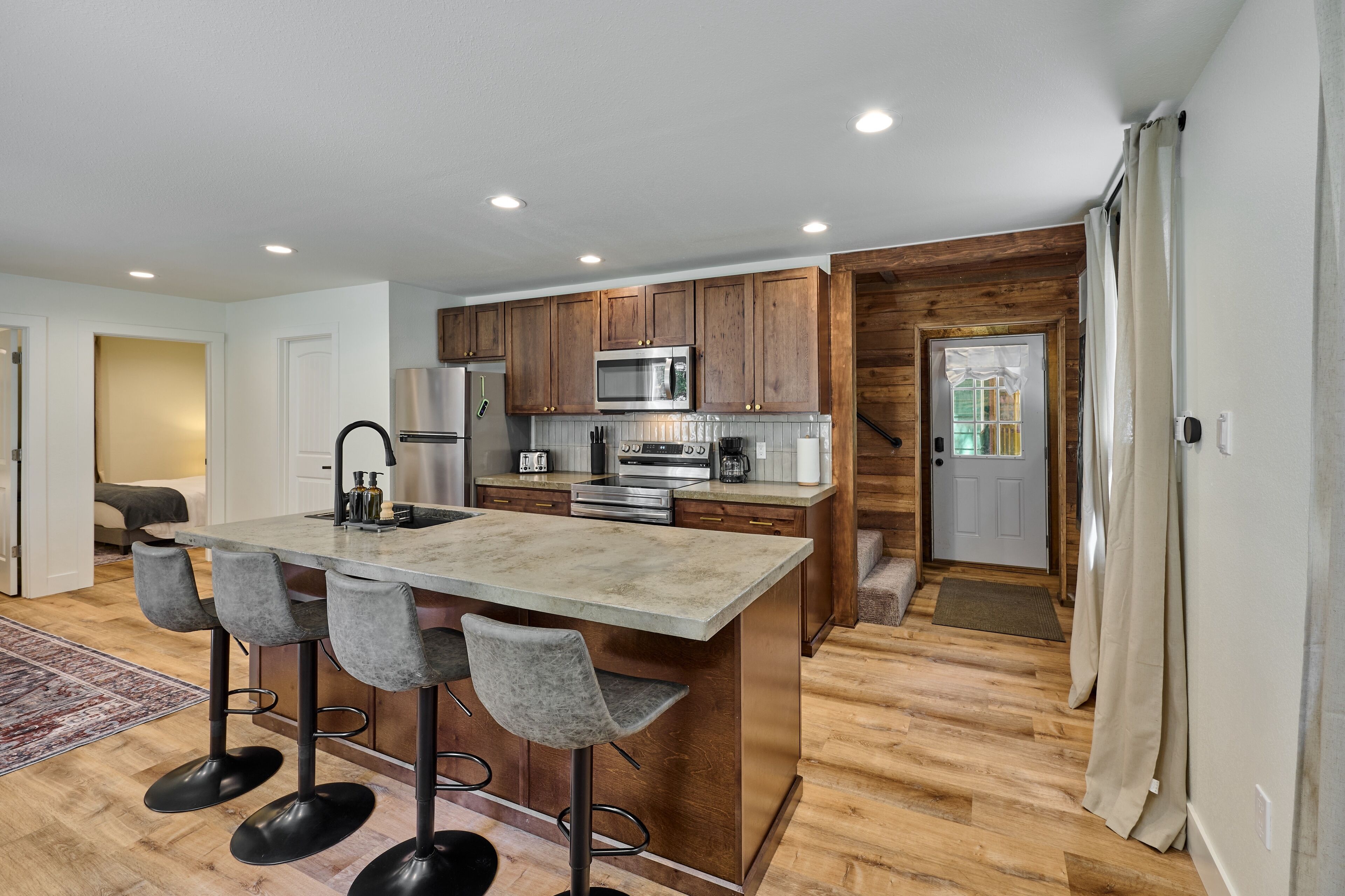 Refrigerador, microondas, horno y parrilla de estufa 