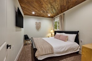 7 bedrooms, desk, travel crib, free WiFi