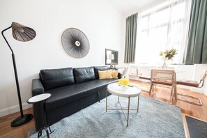 公寓, 1 间卧室, 花园景观 | 起居区 | 书