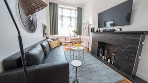 Leilighet, 1 soverom, hageutsikt | Oppholdsrom | Bøker