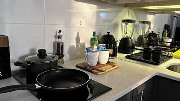 Refrigerador, microondas, horno y tetera eléctrica